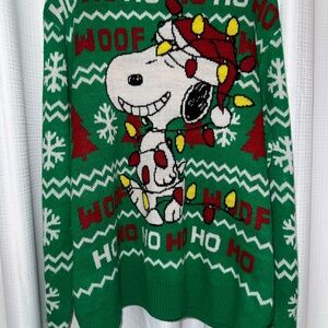 Green Holiday Sweater with Festive Design xxl mens snoopy peanuts top